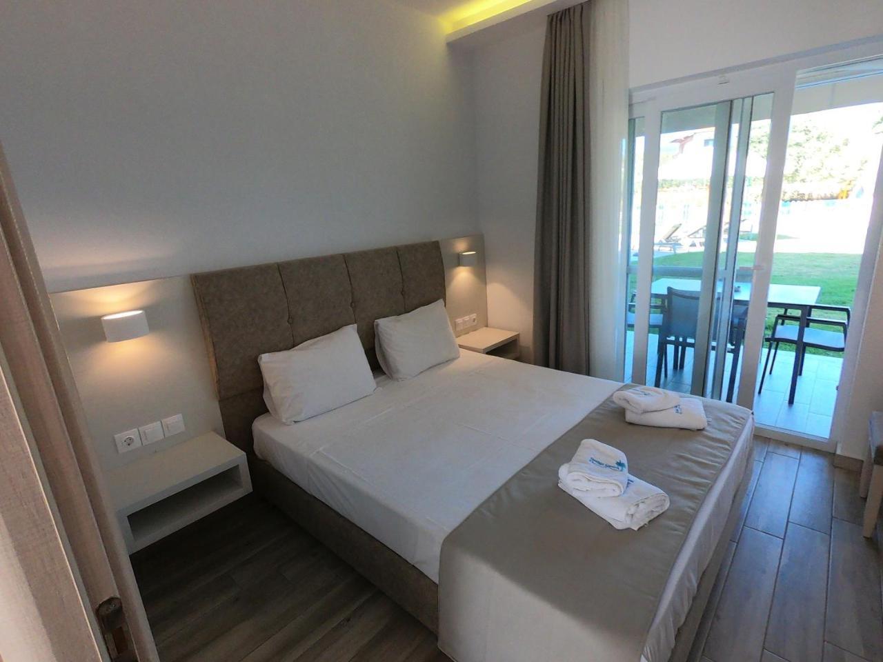 Finikas Garden Beach Resort Nikiti Exterior foto